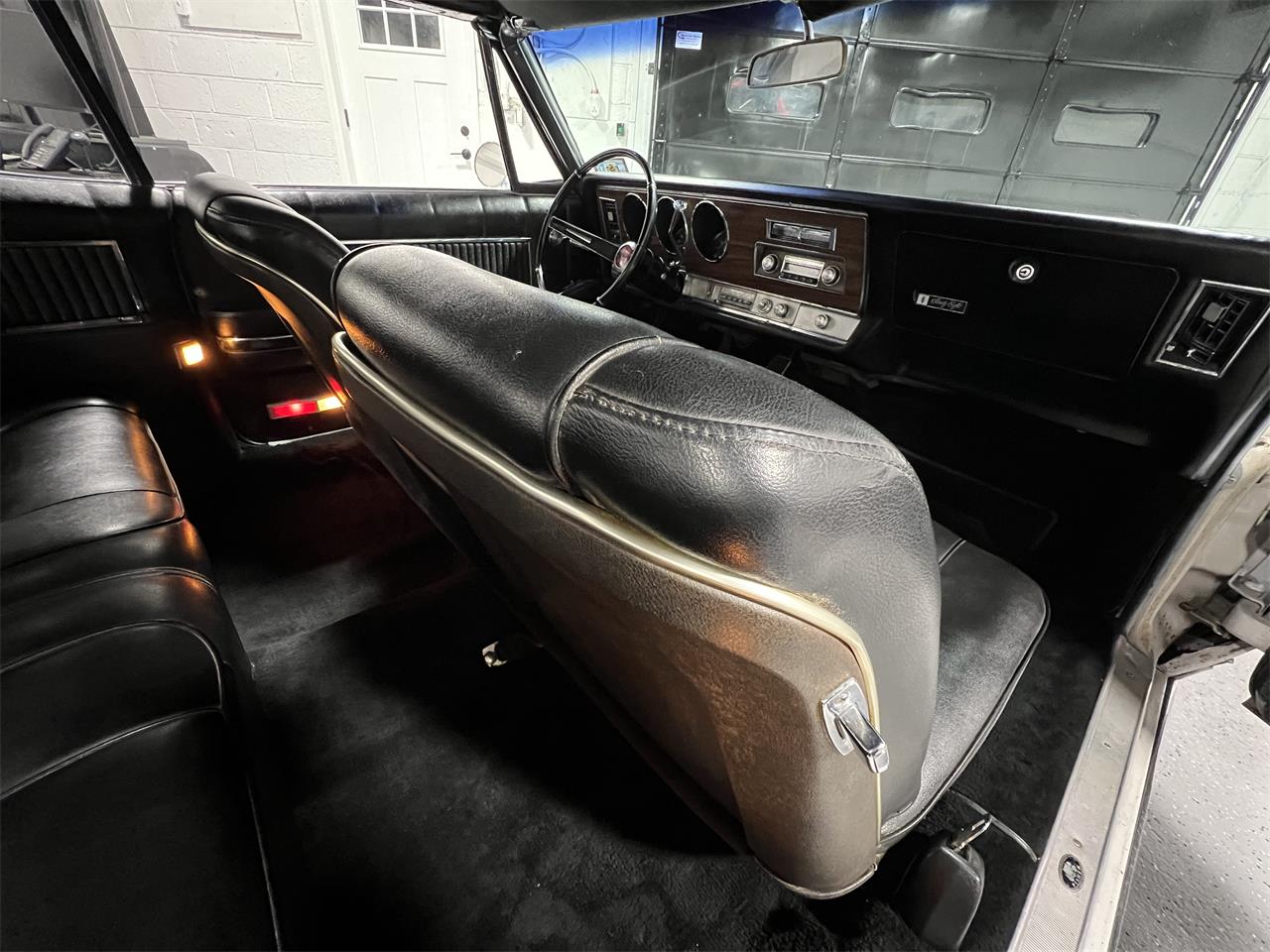 Oldsmobile-98-1967-White-Black-19