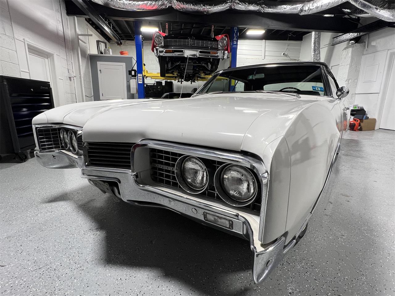 Oldsmobile-98-1967-White-Black-2