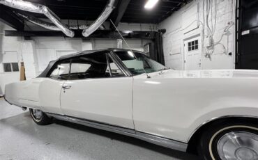 Oldsmobile-98-1967-White-Black-21