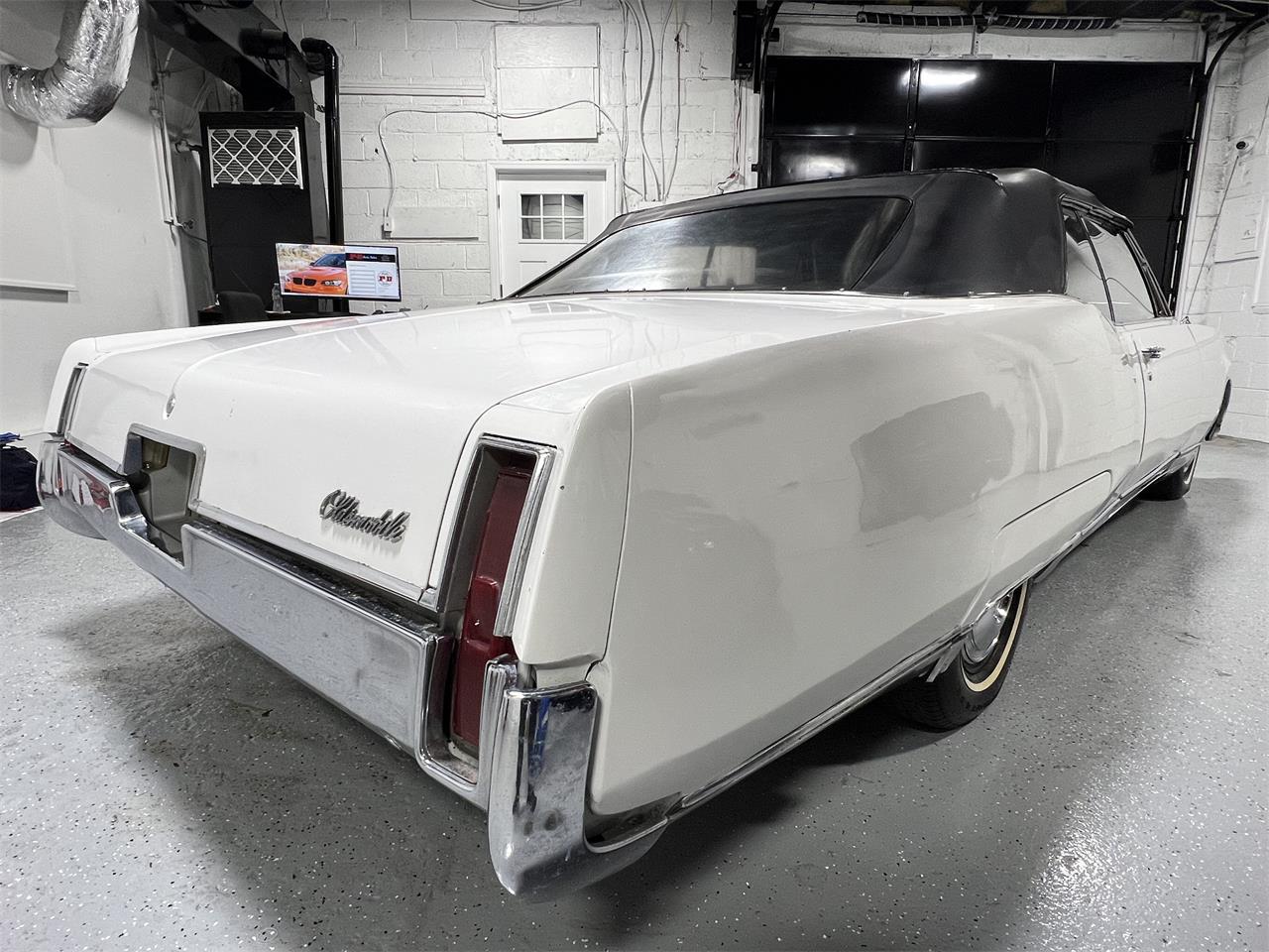 Oldsmobile-98-1967-White-Black-23