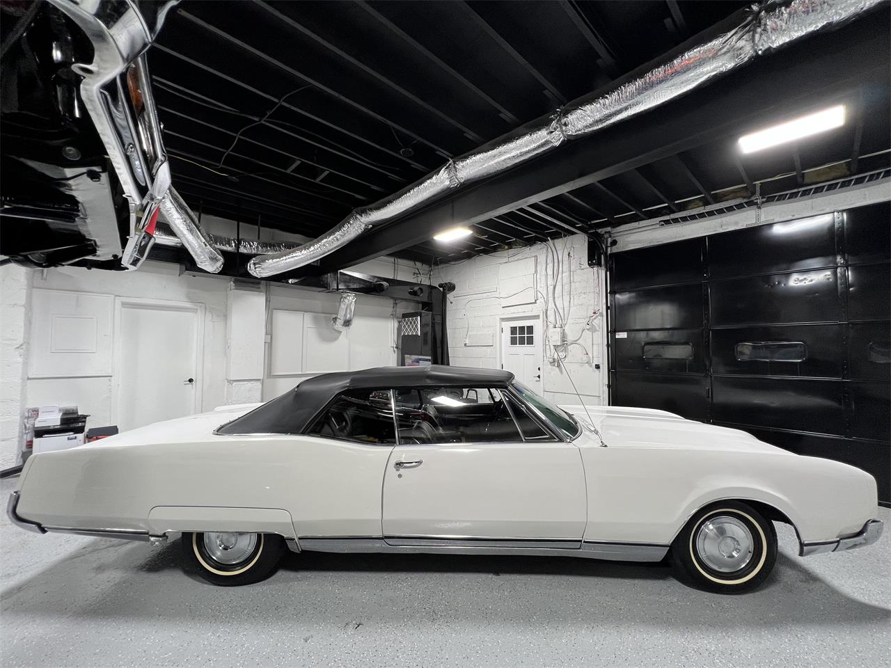 Oldsmobile-98-1967-White-Black-24