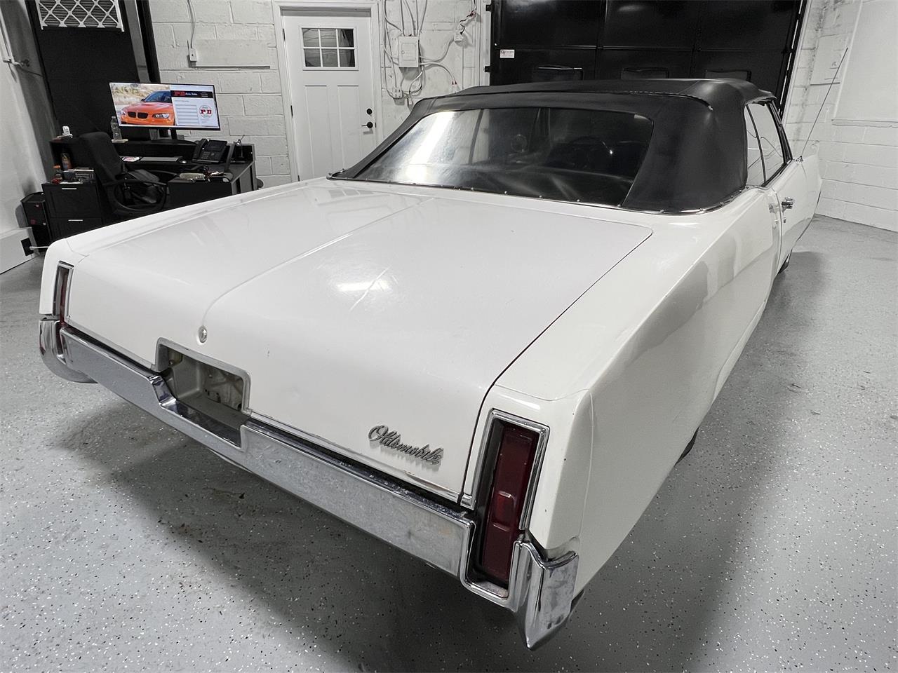 Oldsmobile-98-1967-White-Black-26