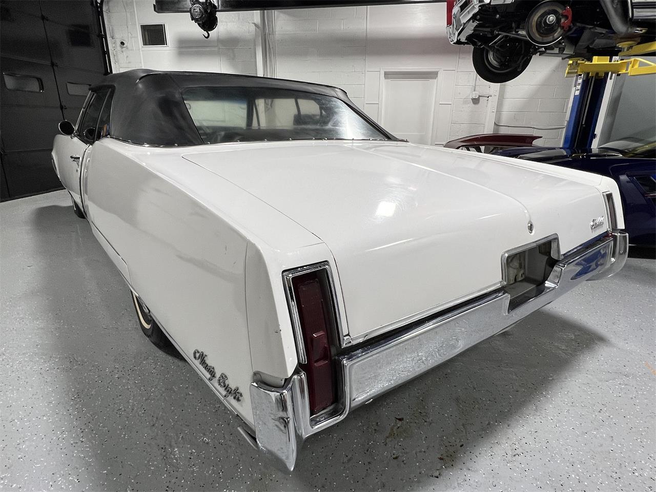 Oldsmobile-98-1967-White-Black-28