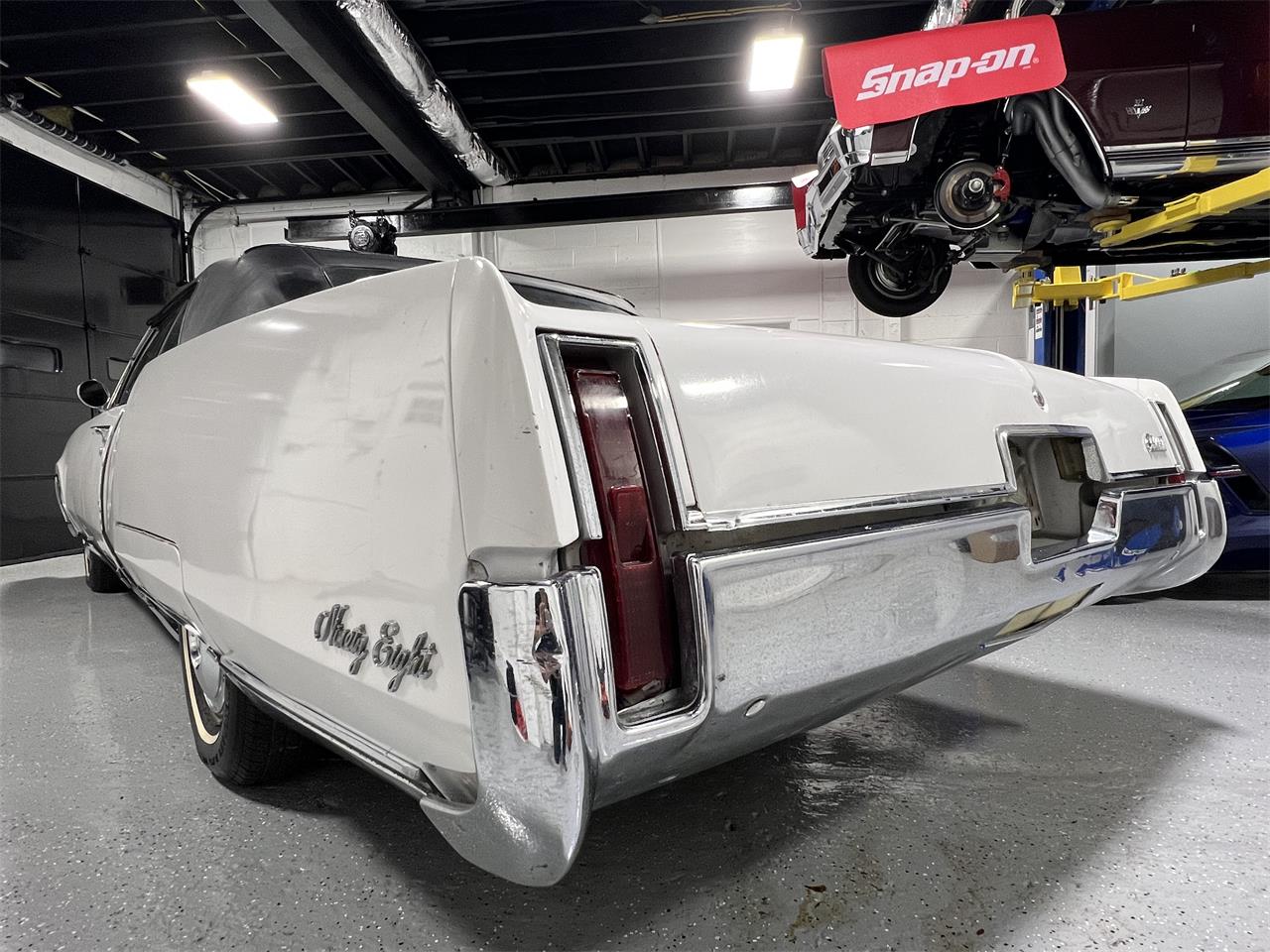 Oldsmobile-98-1967-White-Black-29