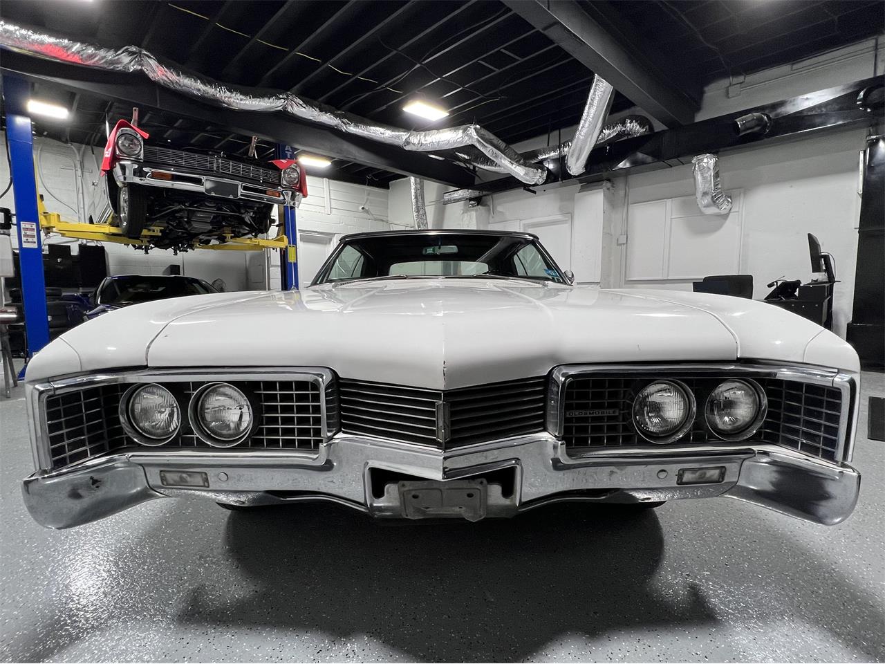 Oldsmobile-98-1967-White-Black-3