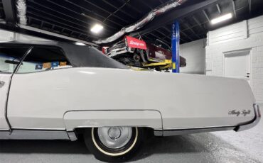 Oldsmobile-98-1967-White-Black-30