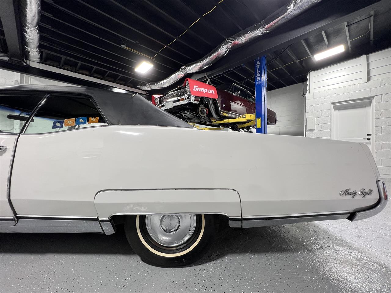 Oldsmobile-98-1967-White-Black-30