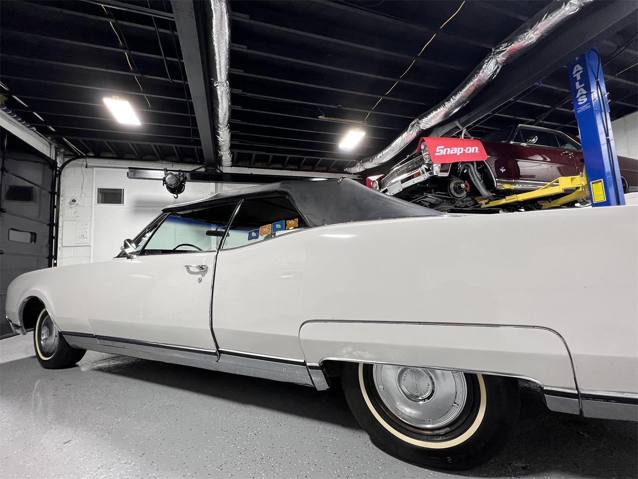 Oldsmobile-98-1967-White-Black-31