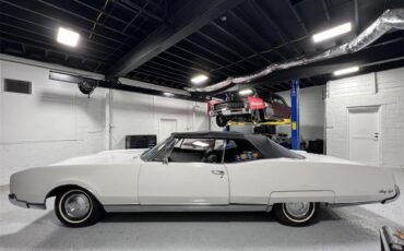 Oldsmobile-98-1967-White-Black-32