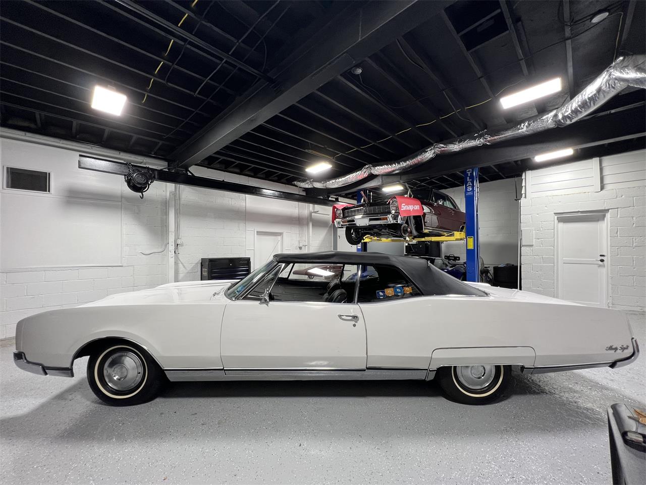 Oldsmobile-98-1967-White-Black-32