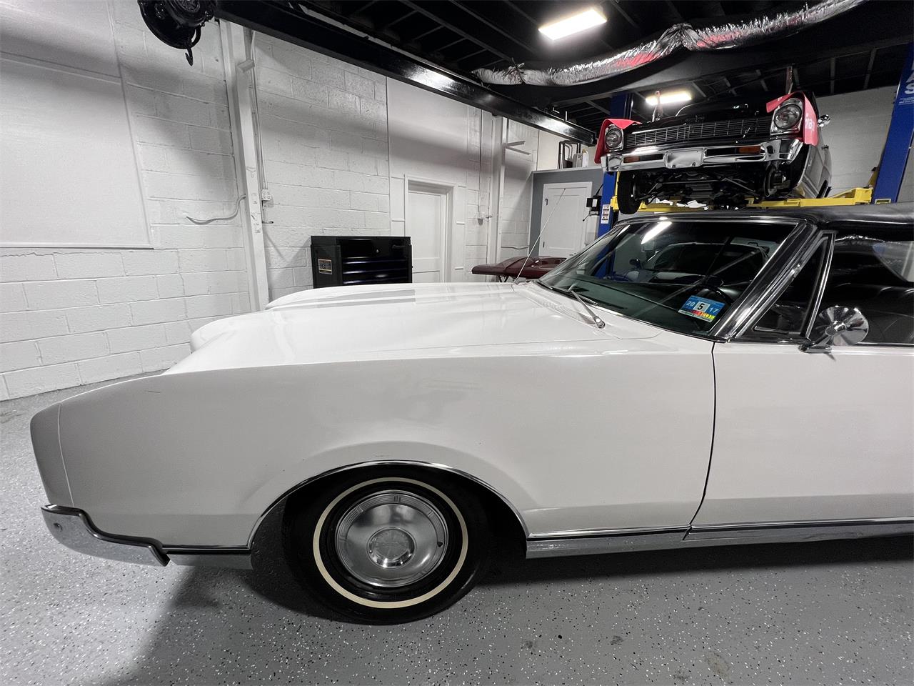 Oldsmobile-98-1967-White-Black-33