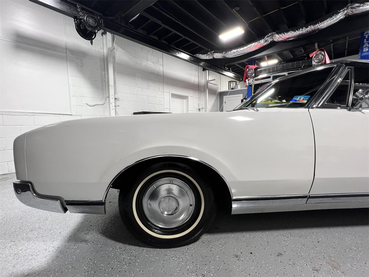 Oldsmobile-98-1967-White-Black-34