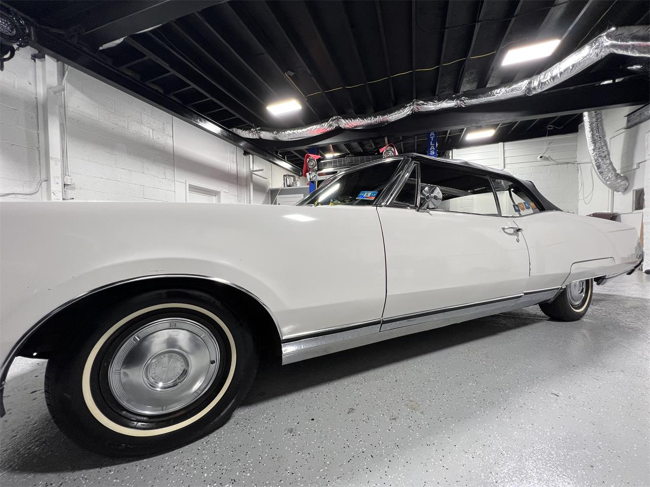 Oldsmobile-98-1967-White-Black-35