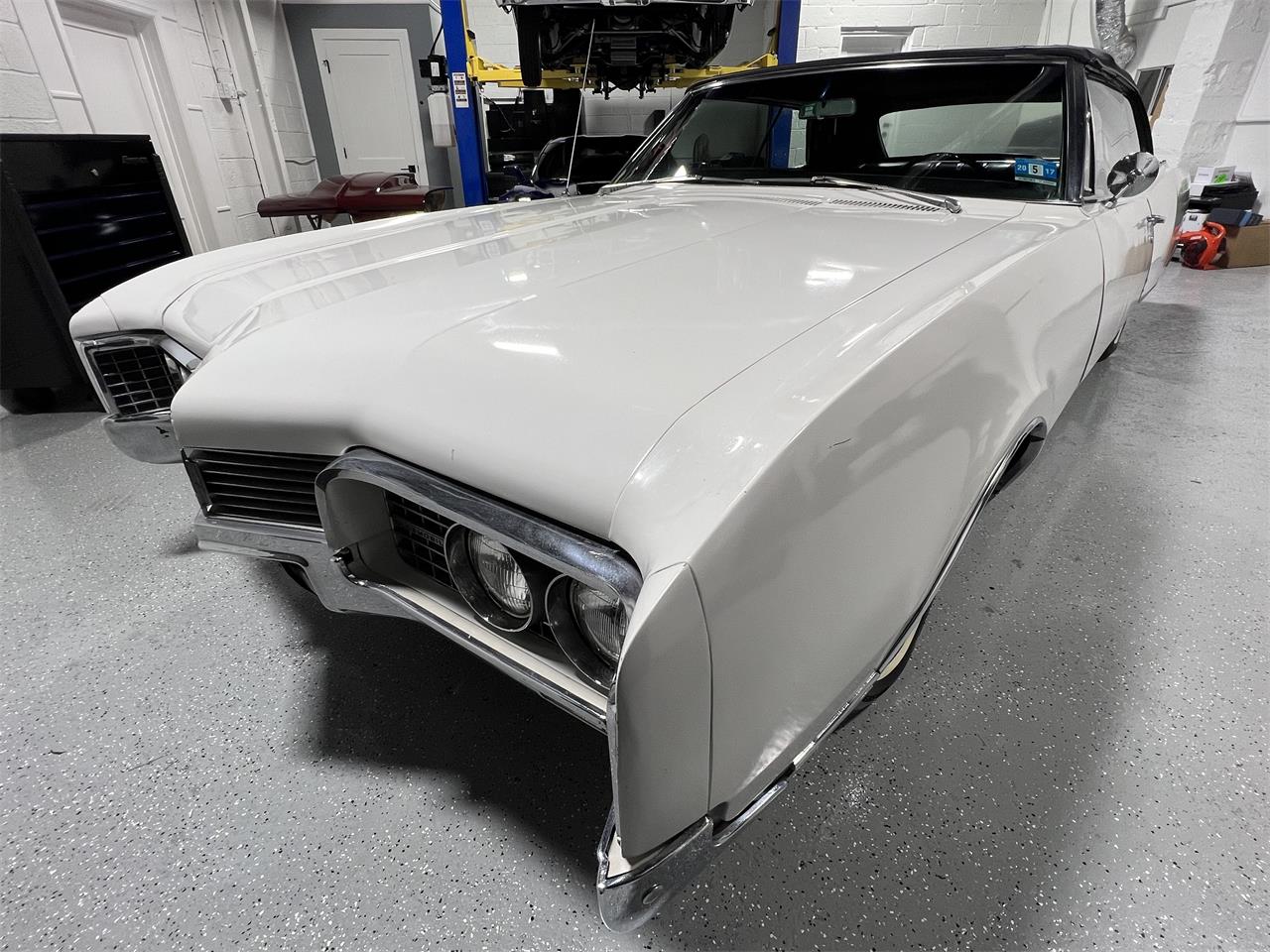 Oldsmobile-98-1967-White-Black-36