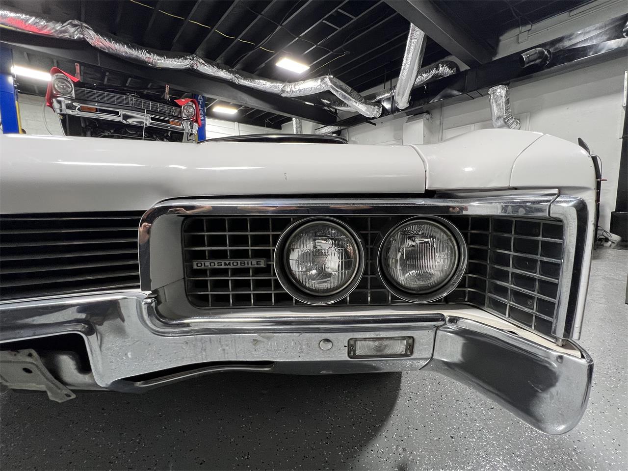 Oldsmobile-98-1967-White-Black-37