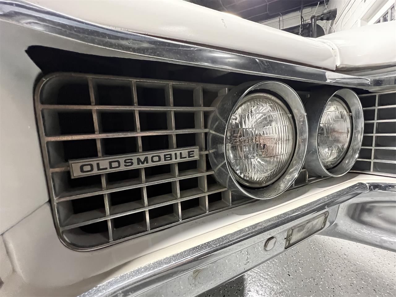 Oldsmobile-98-1967-White-Black-38