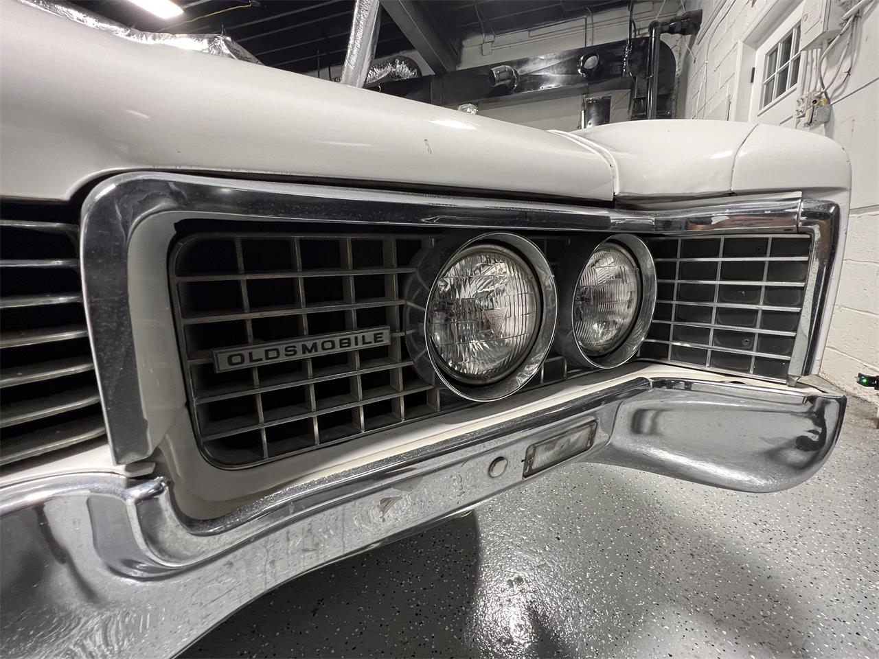 Oldsmobile-98-1967-White-Black-39