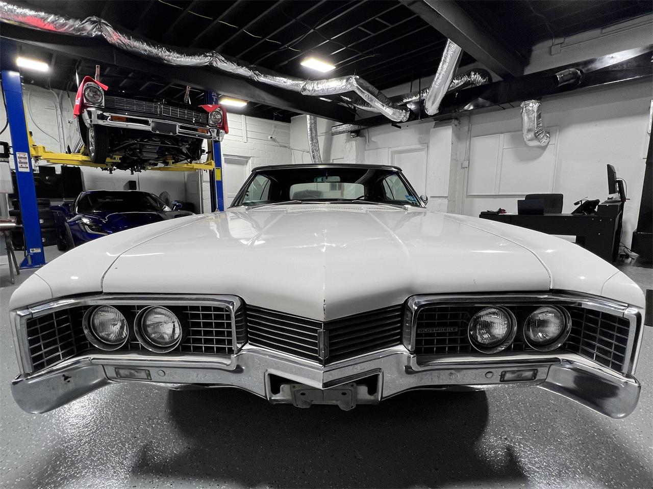 Oldsmobile-98-1967-White-Black-4