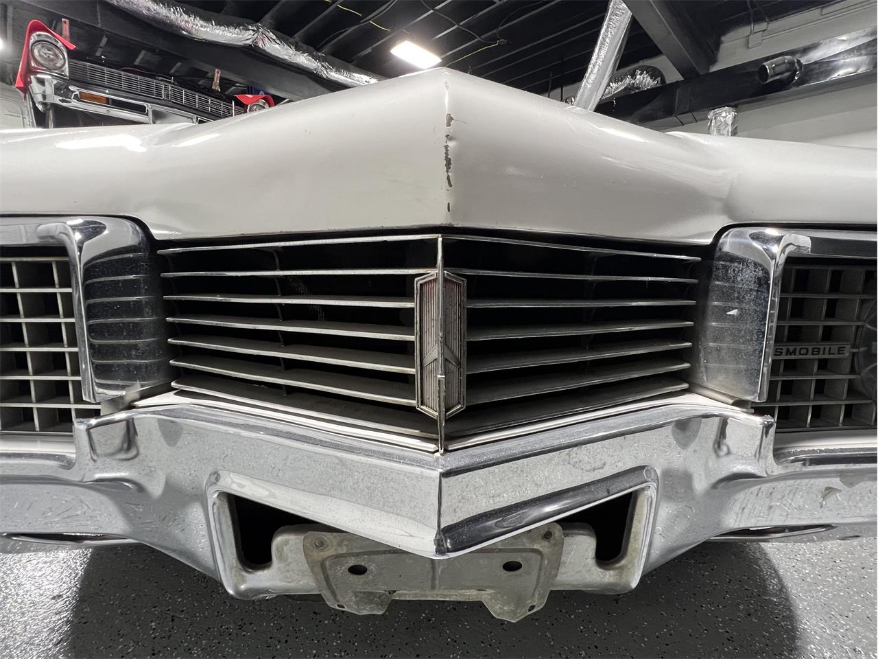 Oldsmobile-98-1967-White-Black-40