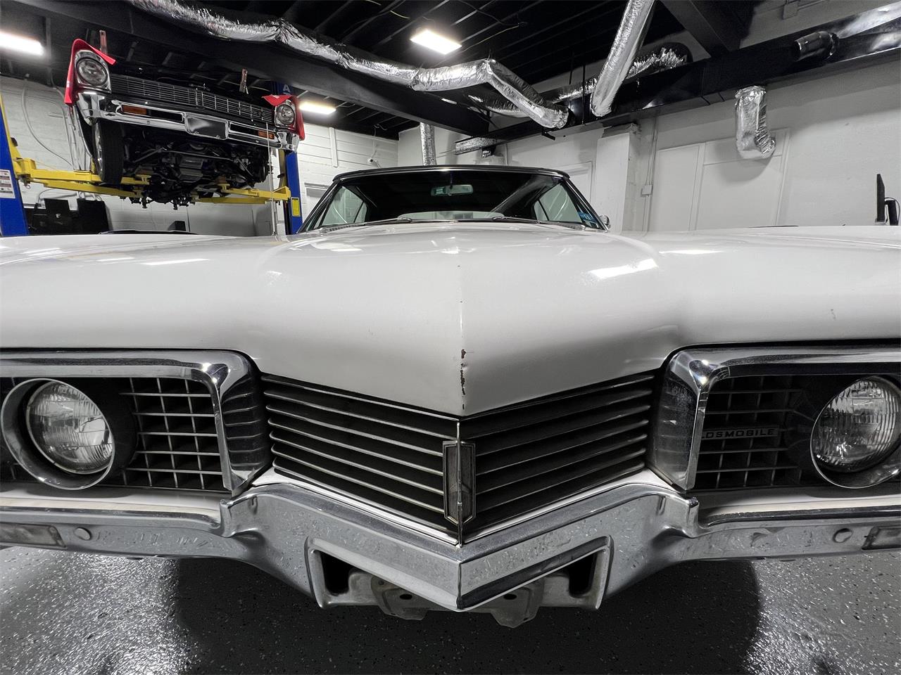 Oldsmobile-98-1967-White-Black-41