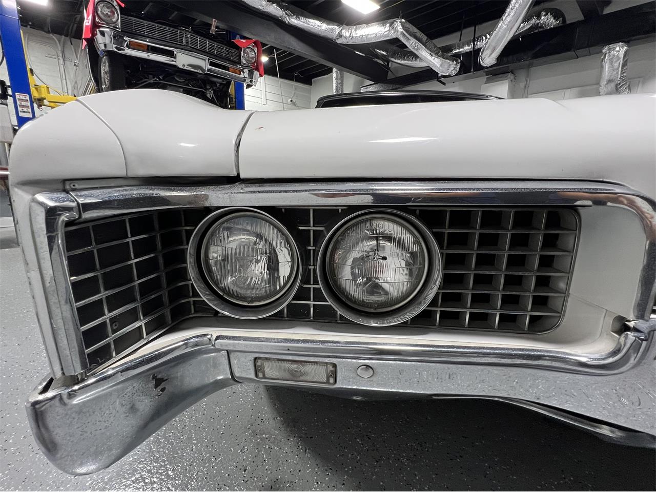 Oldsmobile-98-1967-White-Black-42