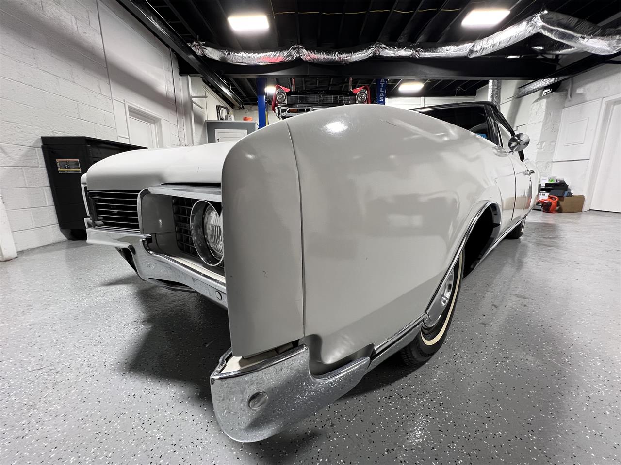 Oldsmobile-98-1967-White-Black-43