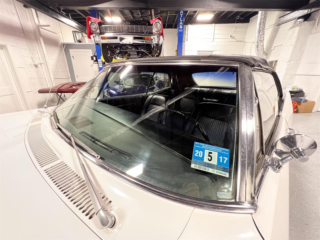 Oldsmobile-98-1967-White-Black-44