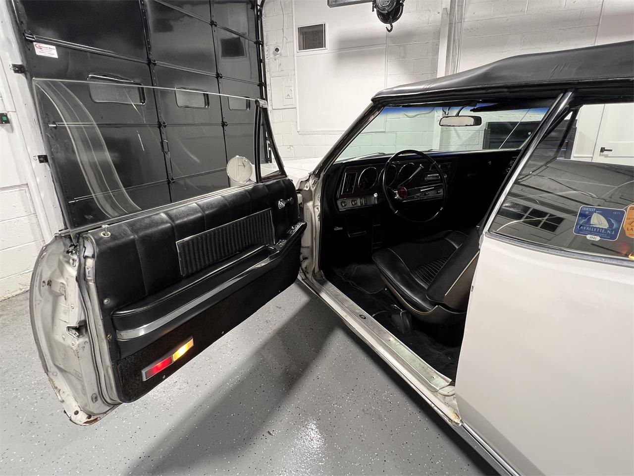 Oldsmobile-98-1967-White-Black-46