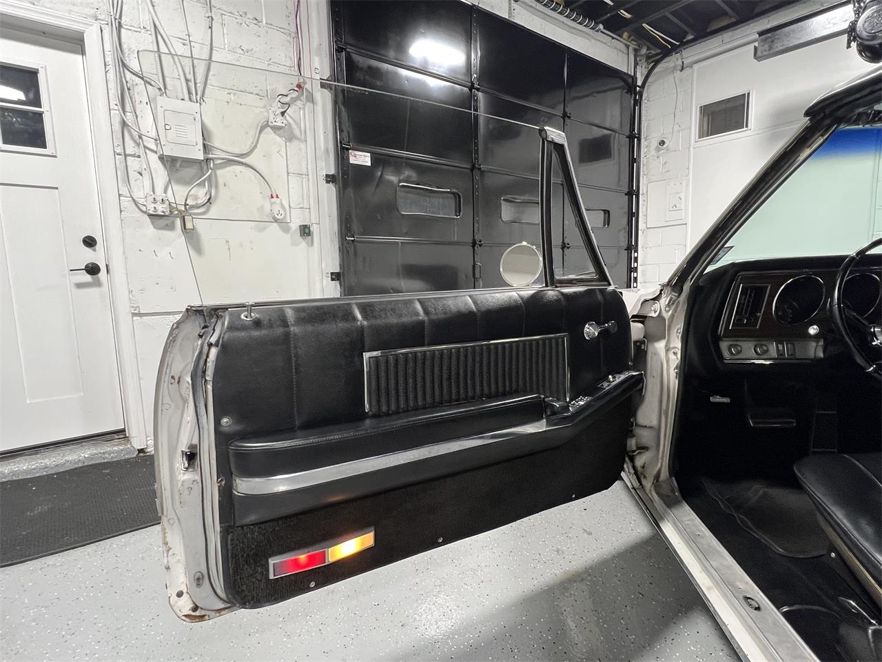 Oldsmobile-98-1967-White-Black-47