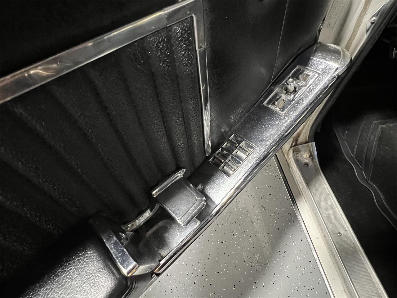 Oldsmobile-98-1967-White-Black-48