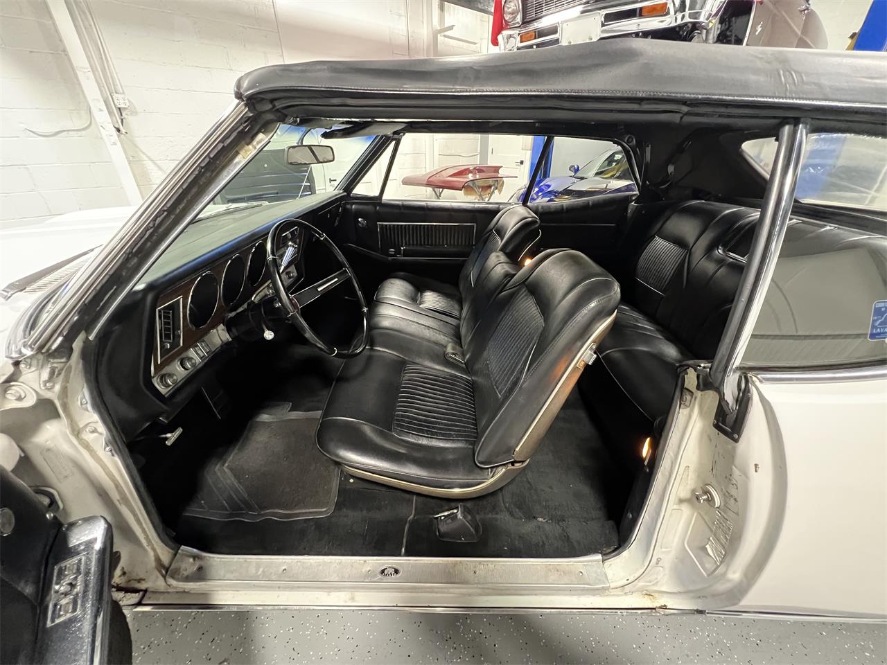 Oldsmobile-98-1967-White-Black-49