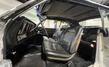 Oldsmobile-98-1967-White-Black-52