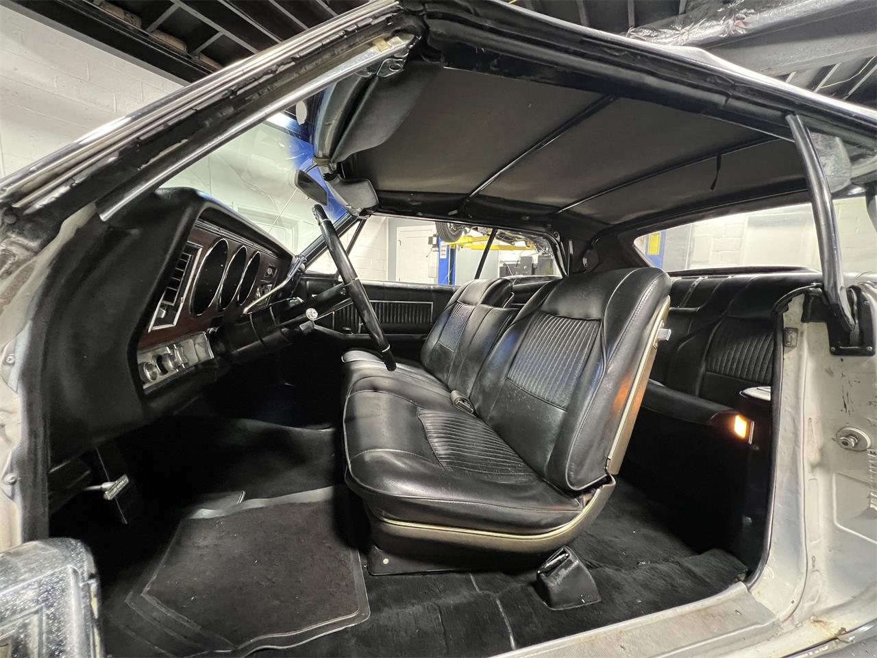 Oldsmobile-98-1967-White-Black-52