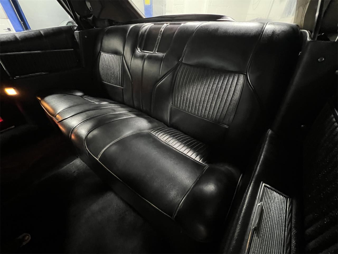 Oldsmobile-98-1967-White-Black-53