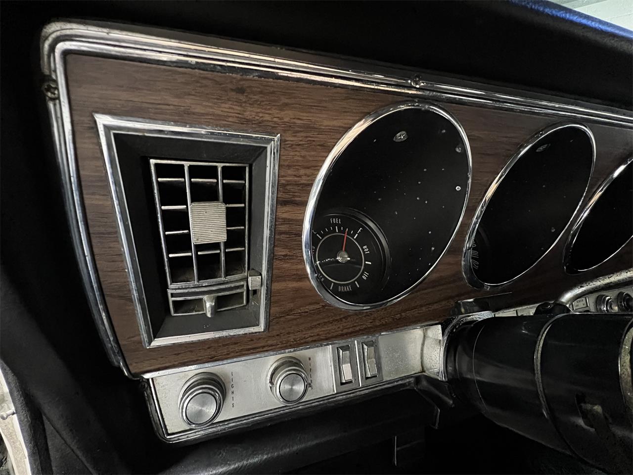 Oldsmobile-98-1967-White-Black-54