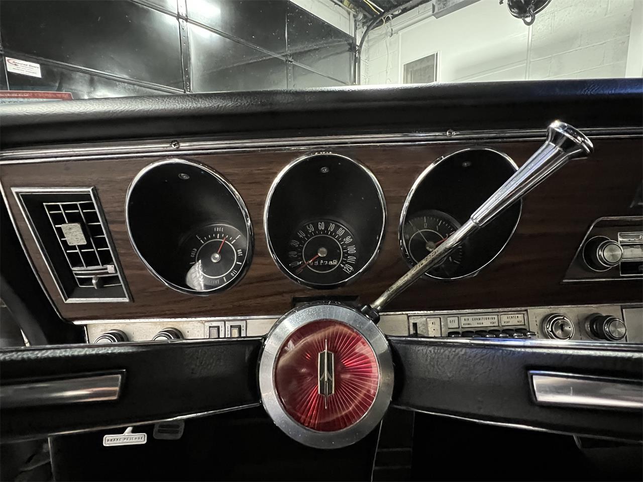 Oldsmobile-98-1967-White-Black-55