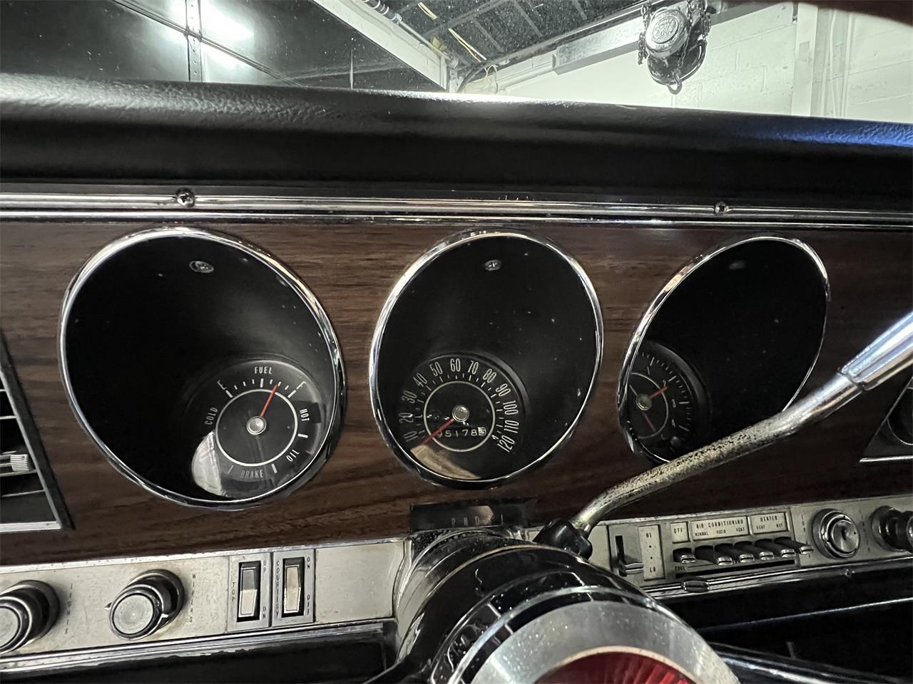 Oldsmobile-98-1967-White-Black-56