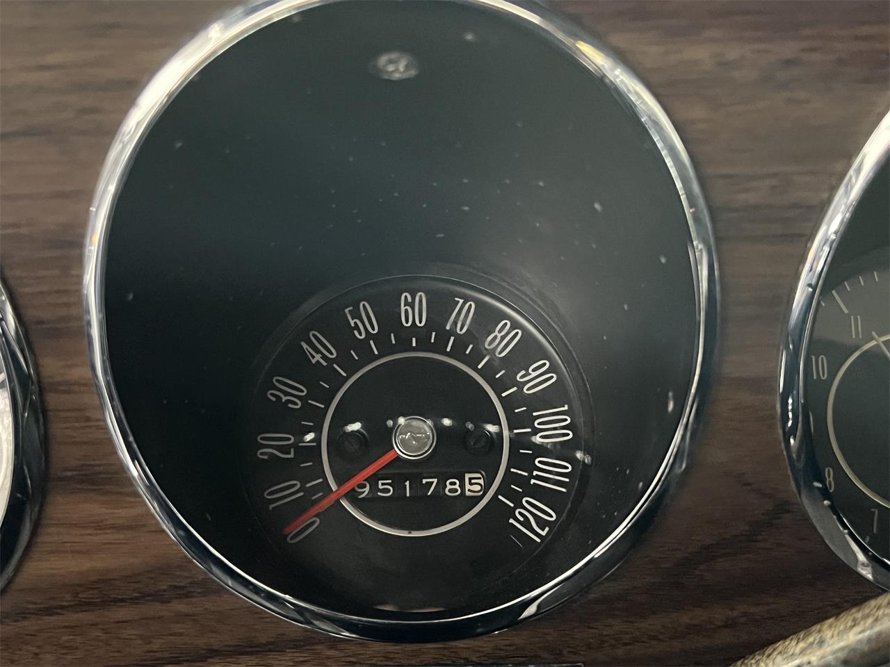 Oldsmobile-98-1967-White-Black-57