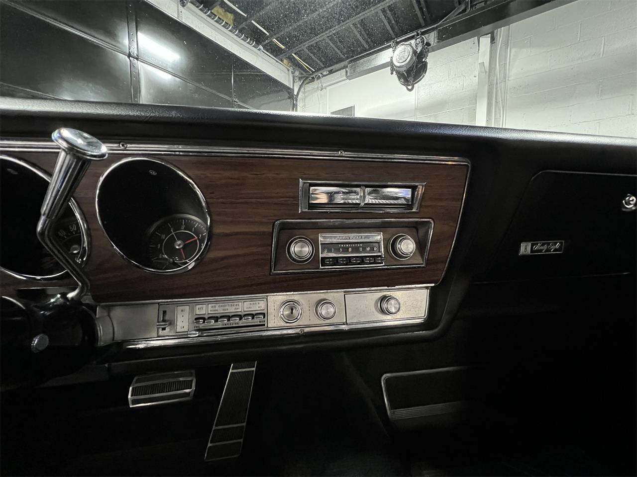 Oldsmobile-98-1967-White-Black-58