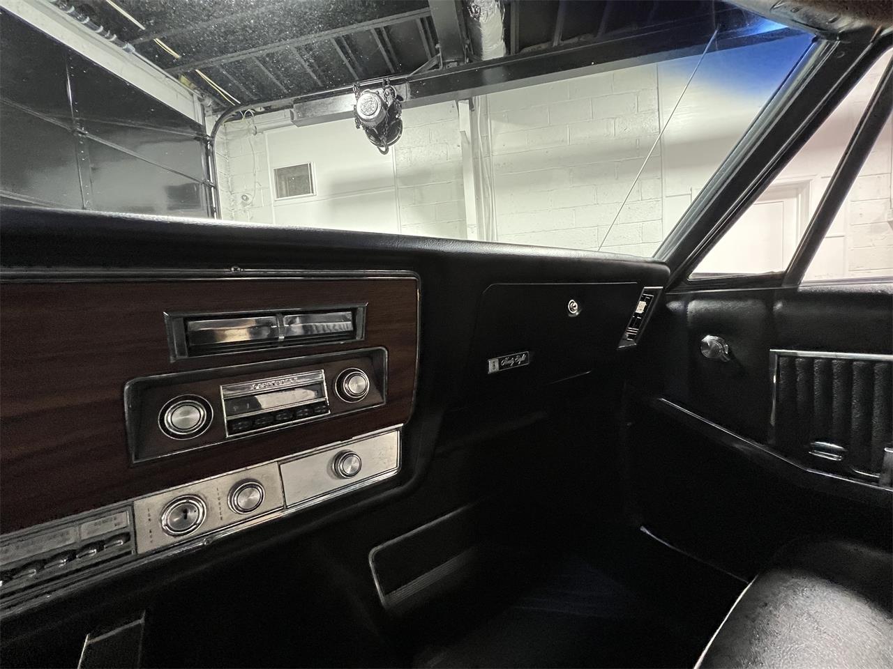 Oldsmobile-98-1967-White-Black-59