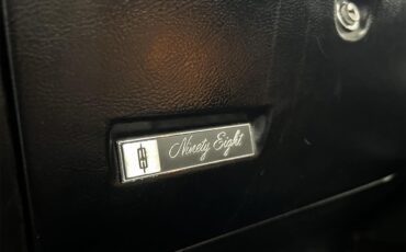 Oldsmobile-98-1967-White-Black-60