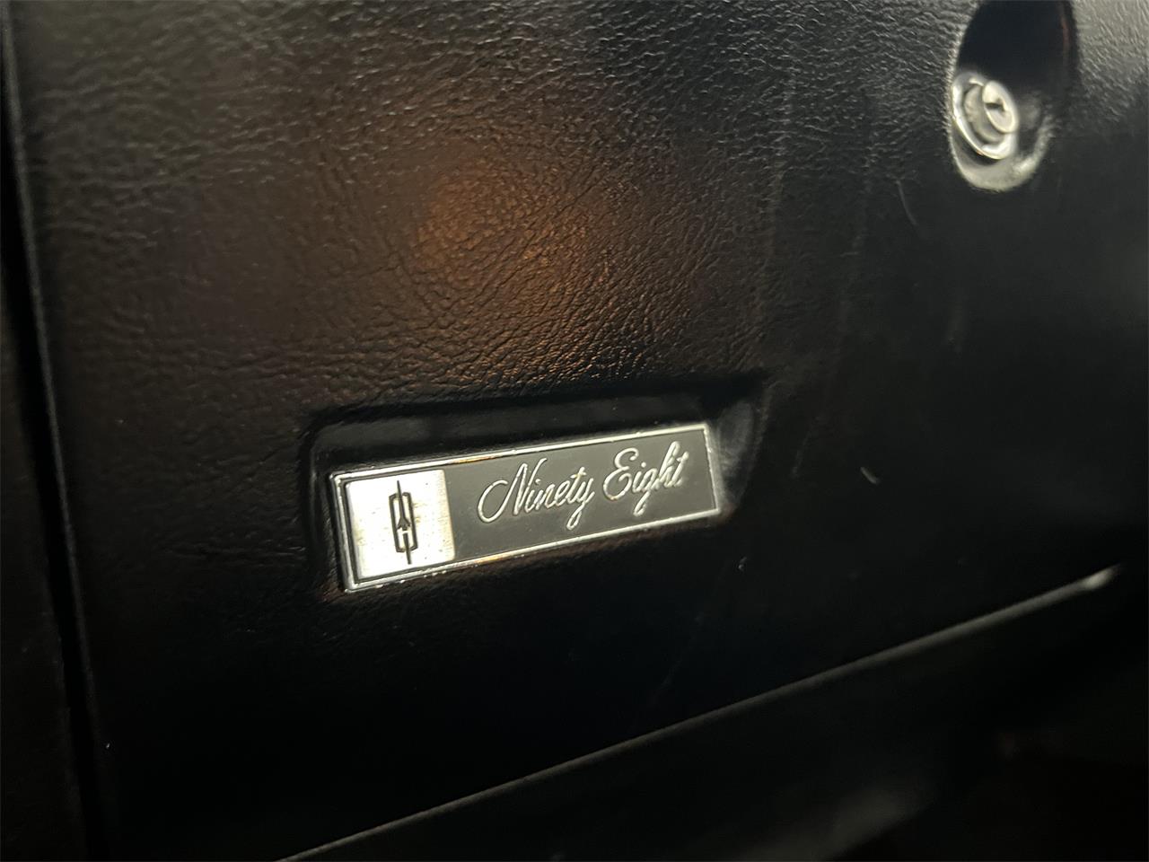 Oldsmobile-98-1967-White-Black-60