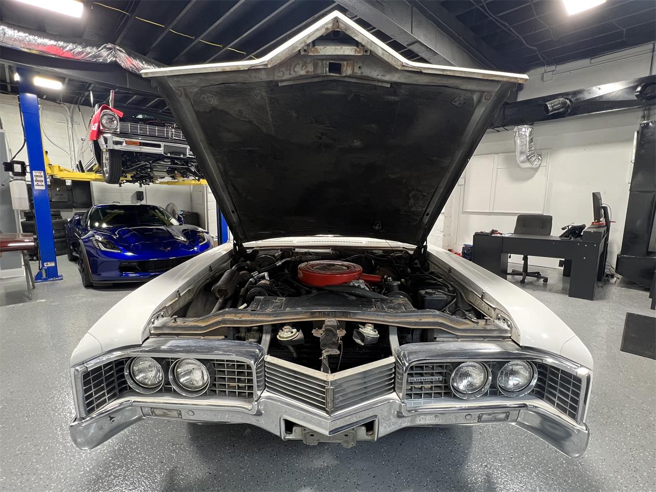 Oldsmobile-98-1967-White-Black-61