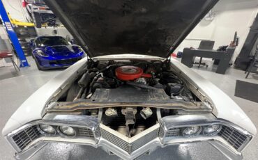 Oldsmobile-98-1967-White-Black-62