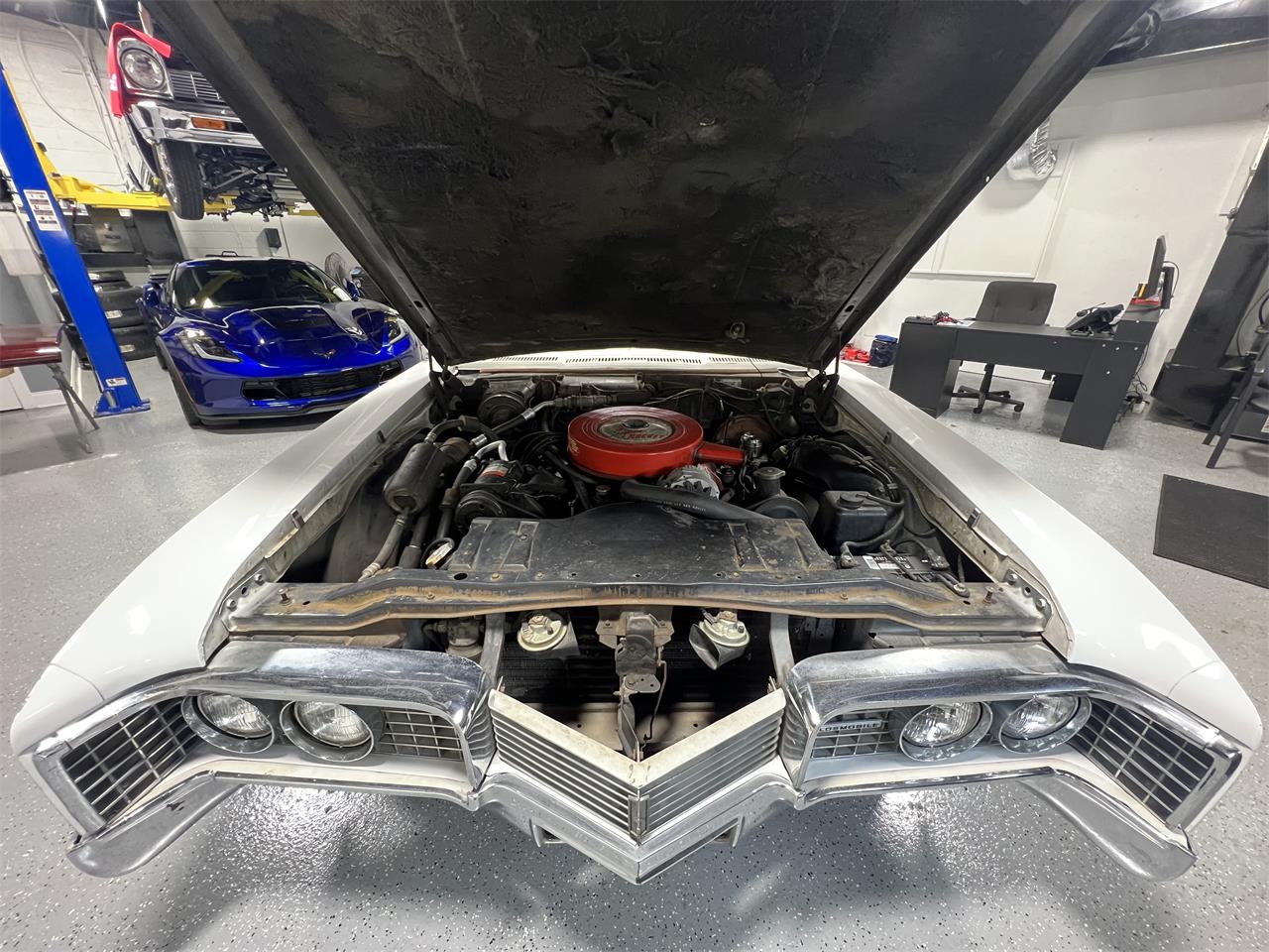 Oldsmobile-98-1967-White-Black-62