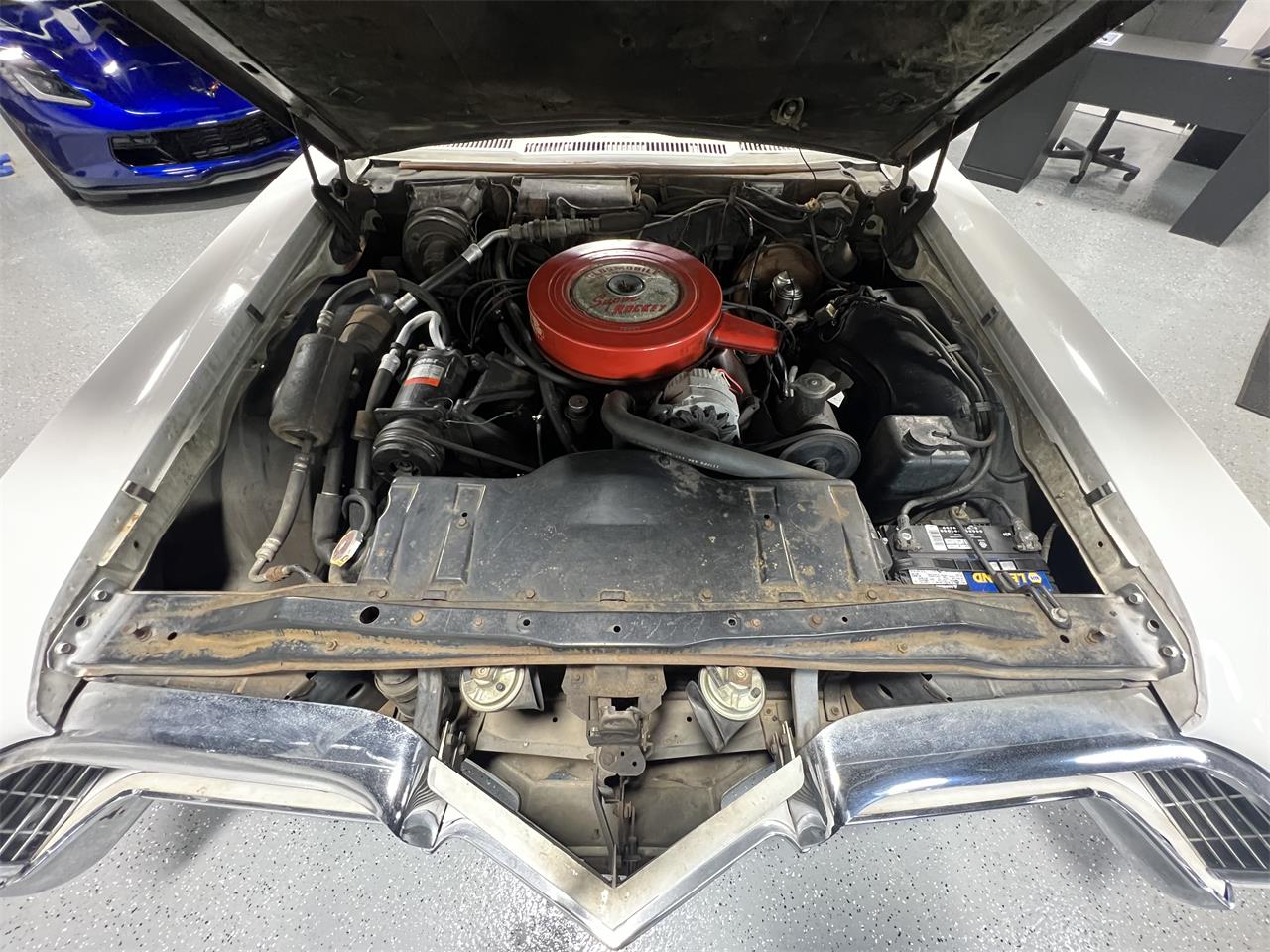 Oldsmobile-98-1967-White-Black-63