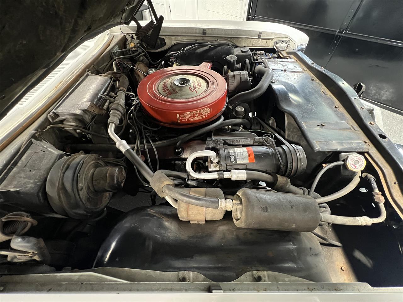 Oldsmobile-98-1967-White-Black-65