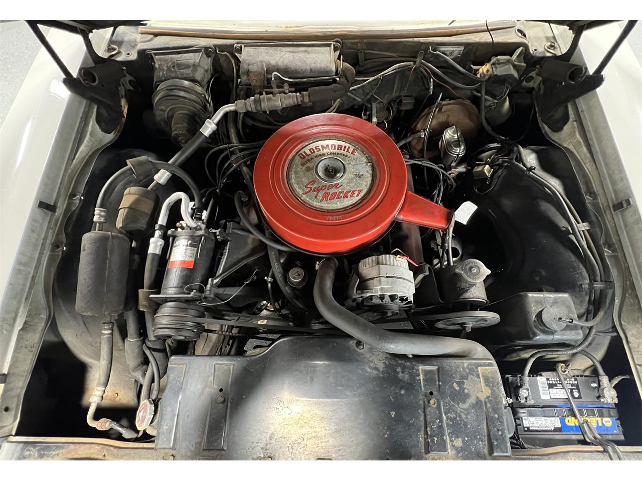 Oldsmobile-98-1967-White-Black-67