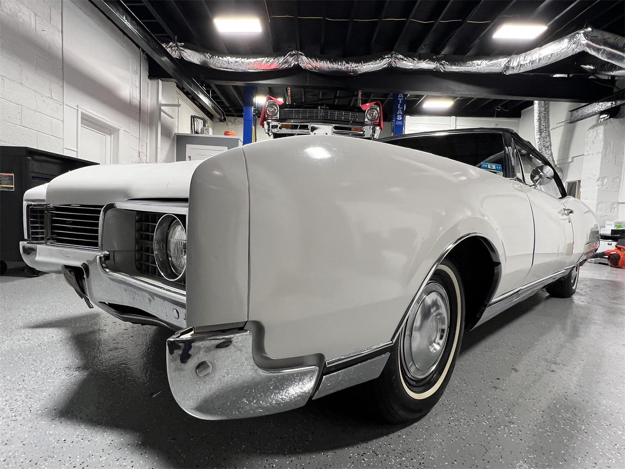 Oldsmobile-98-1967-White-Black-7