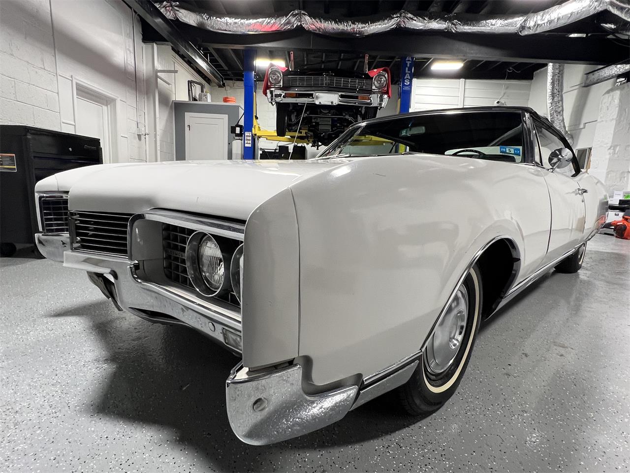 Oldsmobile-98-1967-White-Black-8